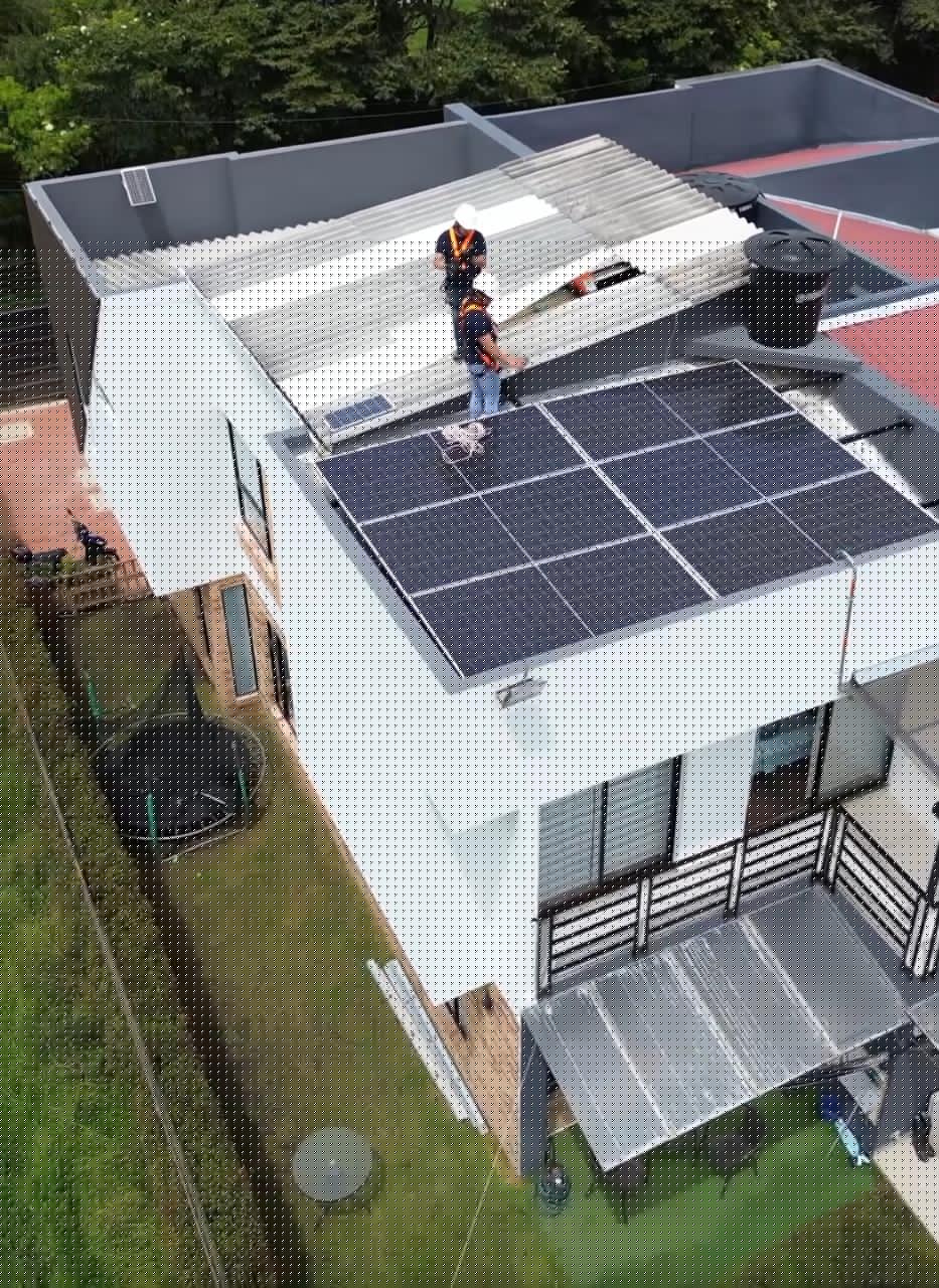 Equipo técnico Sonne Group instalando paneles solares