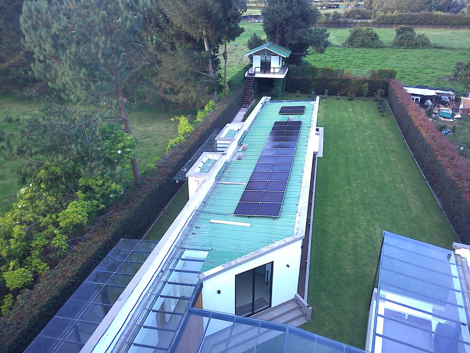 Proyecto Sonne Group - instalación de paneles solares en cubierta verde